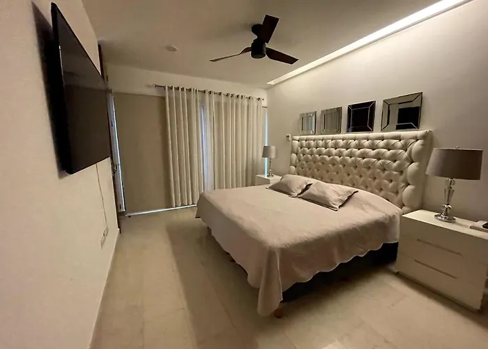 5th Avenue Quiet Luxury With Jacuzzi Beachfront